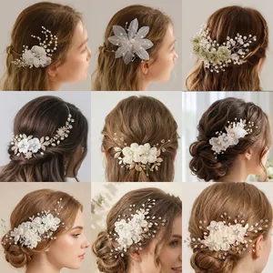 Parure de peignes à cheveux de mariée avec perles et fleurs en dentelle pour mariage chic.