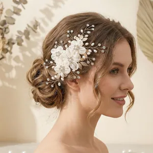 Gros plan d'un peigne à cheveux de mariée avec des perles et des fleurs en dentelle