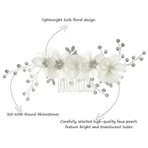 Détails du peigne à cheveux de mariée avec fleurs en tulle, perles et strass brillants.