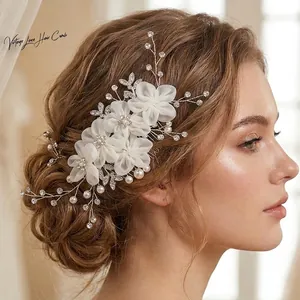 Peigne à cheveux de mariée élégant en dentelle avec perles et strass sur modèle.