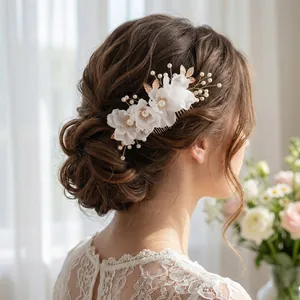 Peigne à cheveux de mariée élégant avec fleurs en maille blanche et perles fines
