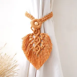 Fermatenda in macramè fatto a mano in stile bohémien con motivo a foglia e perla di legno