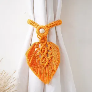 Fermatenda in macramè arancione a forma di foglia con dettaglio in perla di legno decorativo