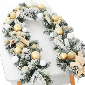 Guirlande de Noël floquée avec boules dorées et décor de verdure PE neige blanche