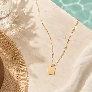 Collier pendentif carré en acier inoxydable doré avec chaîne trombone élégante