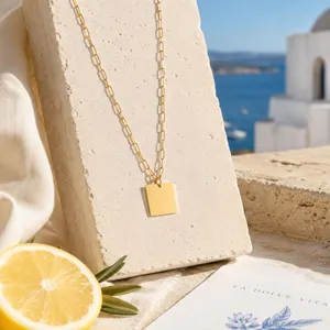 Collier à pendentif carré doré en acier inoxydable avec chaîne trombone