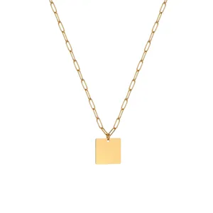 Collier chaîne trombone en acier inoxydable doré avec un pendentif carré minimaliste.