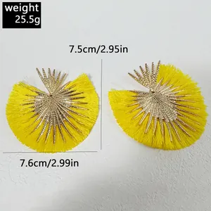 Détail des boucles d'oreilles éventail jaunes, dimensions 7,5cm et poids 25,5g