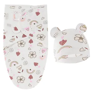 Vue détaillée de l'emmaillotage pour nouveau-né et du bonnet à oreilles d'ours assorti