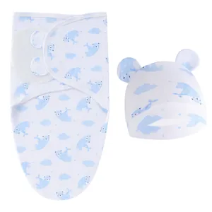 Détail de l'ensemble emmaillotage pour nouveau-né et bonnet à motif nuage bleu
