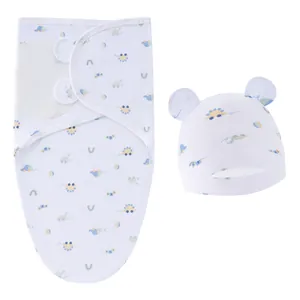 Vue détaillée de l'ensemble d'emmaillotage et bonnet en coton doux avec motif dinosaure