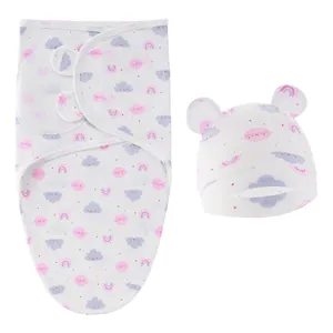 Gros plan d'un ensemble emmaillotage et bonnet pour nouveau-né avec motifs nuages mignons