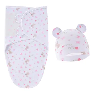 Détail d'un ensemble emmaillotage et bonnet pour nouveau-né blanc avec imprimé lapin