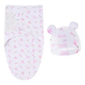 Vue détaillée d'un ensemble emmaillotage et bonnet blanc avec motifs célestes roses