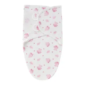 Détail de l'imprimé ange rose sur emmaillotage pour bébé en coton blanc très doux