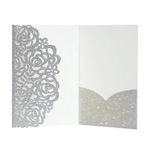 Vue détaillée d'un motif de rose découpé au laser sur une carte de mariage argentée
