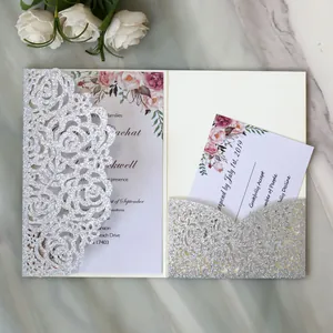 Vue détaillée de l'invitation de mariage argentée découpée au laser avec carte RSVP