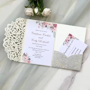 Invitation de mariage élégante découpée au laser avec pochette pailletée argentée.