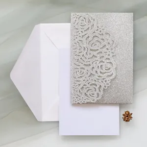 Vue détaillée de l'invitation de mariage argentée découpée au laser avec roses