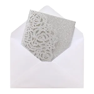 Gros plan sur le motif rose découpé au laser sur carte de mariage argentée pailletée