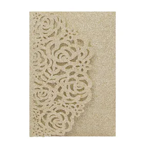 Vue détaillée des motifs de roses découpés au laser sur une invitation dorée pailletée.