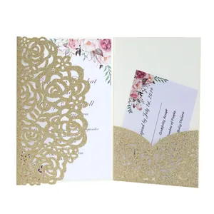 Détail de l'invitation de mariage dorée découpée au laser avec sa carte RSVP fleurie