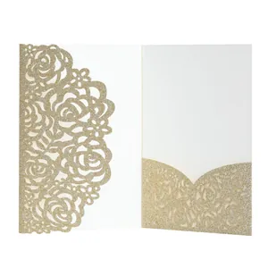 Carte d'invitation de mariage dorée à paillettes avec découpe laser et motif rose élégant