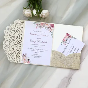 Détail de l'invitation de mariage rose découpée au laser avec imprimé floral et paillettes