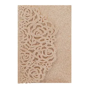 Gros plan d'une invitation de mariage à paillettes or rose avec motif de rose découpé au laser