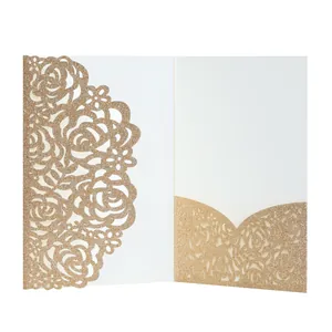 Détail du motif de rose découpé au laser sur carte d'invitation de mariage dorée