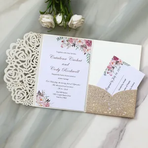 Vue détaillée d'une invitation de mariage découpée au laser avec une pochette dorée pailletée.
