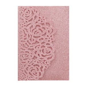 Gros plan d'une carte d'invitation rose pailletée avec roses découpées au laser