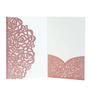 Vue intérieure du faire-part découpé au laser à paillettes or rose avec pochette