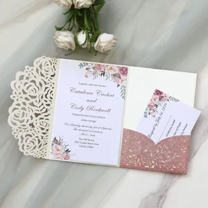 Gros plan sur les motifs de roses découpés au laser et la pochette rose scintillante
