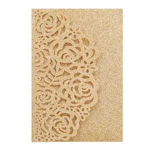 Détail macro de motifs de roses découpés au laser sur une carte d'invitation dorée à paillettes