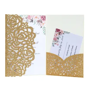 Invitation de mariage élégante avec roses découpées au laser et paillettes dorées