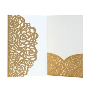 Vue détaillée de l'invitation de mariage dorée à paillettes avec motif de rose découpé