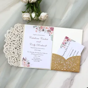 Détail d'une élégante invitation de mariage à motif rose découpée au laser, poche dorée