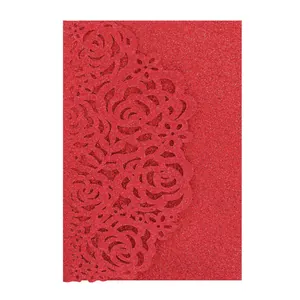 Détail de la carte d'invitation de mariage rouge à paillettes avec motif de roses.
