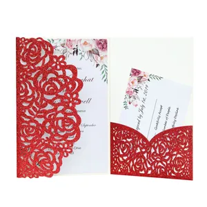 Faire-part de mariage rouge pailleté découpé au laser avec un motif élégant de roses