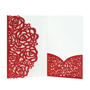Gros plan du motif de rose découpé au laser à paillettes rouges sur carte de mariage