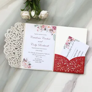 Détail d'un élégant faire-part de mariage découpé au laser avec une pochette pailletée