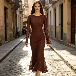Robe longue élégante en dentelle marron avec manches évasées et ourlet sirène