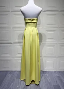 Vue arrière d'une élégante robe de soirée longue bustier jaune sur un mannequin blanc