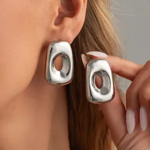 Minimalistische unregelmäßige geometrische Silberohrringe mit glatter Metalloberfläche