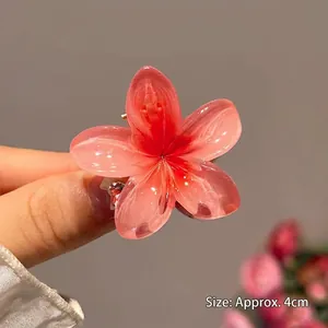Détail d'une pince à cheveux frangipanier rose montrant la texture et la taille