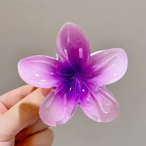 Pince à cheveux élégante en forme de fleur de frangipanier avec dégradé violet chic