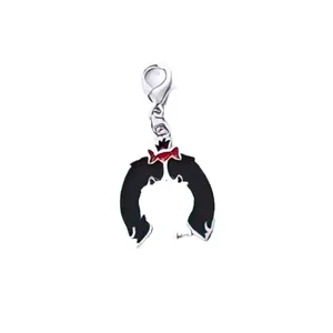 Charm mignon en acrylique en forme de perruque noire avec nœud rouge et fermoir argenté