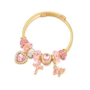 Elegantes goldenes Edelstahl-Bettelarmband mit Herz- und Schmetterlingsanhängern aus Kristall.