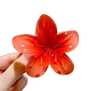 Pince à cheveux fleur de frangipanier rouge translucide, accessoire pour chignons élégants
